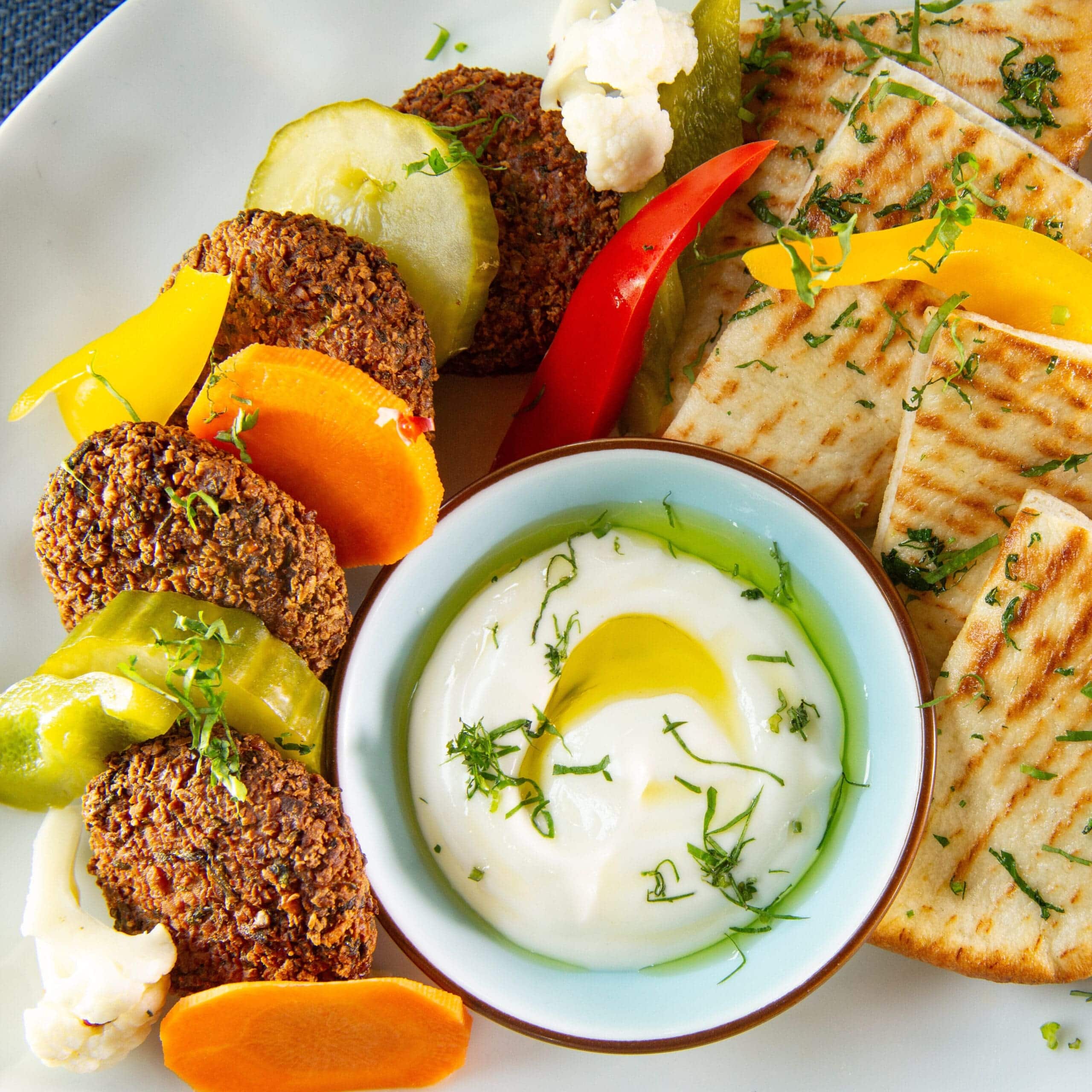 Falafel con delicias mediterráneas